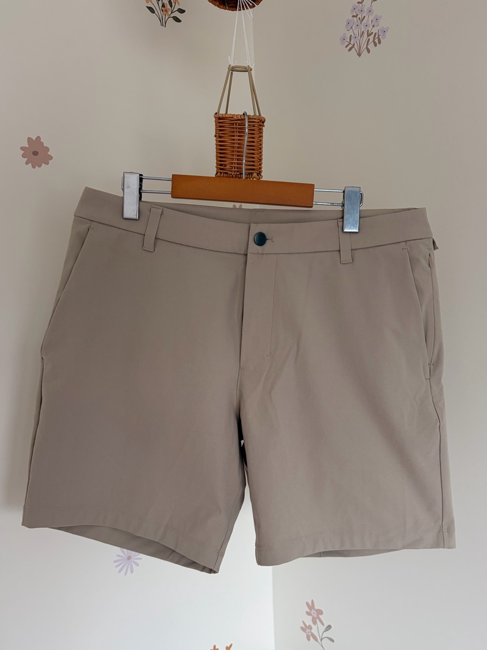Lululemon Men’s ABC shorts 7” Wacky Khaki - Size 34